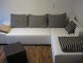 Wohnzimmer - die Couch kann zum gemütlichen Doppelbett umfunktioniert werden